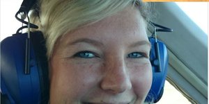 â€˜n Trotse Tanya Kleynhans van Pearly Beach sit hier in die stuurkajuit van â€˜n vliegtuig. Sy het eers haar Private Pilot Licence (PPL) op 15 April 2012 verwerf en daarna haar Commercial Pilot Licence (CPL) op 22 Mei 2015 - presies 5 jaar en 1 maand na haar pa, Theo Kleynhans, se noodlottige vliegongeluk in â€˜n 2-sitplek mikroligte vliegtuig naby Pearly Beach lughawe in 2010. 